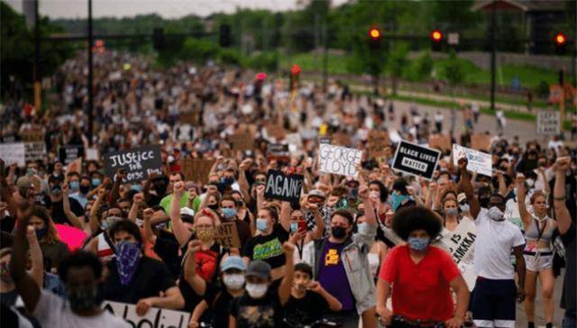  那不勒斯球迷冲突升级，警方逮捕六人  