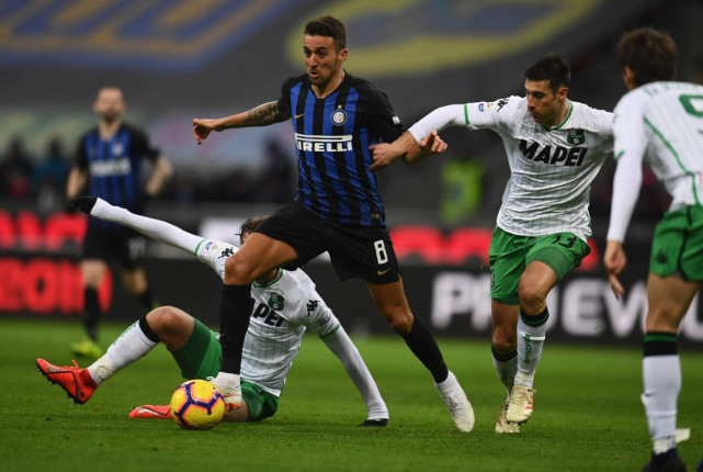  防守反击奏效萨索洛客场逼平卫冕冠军  