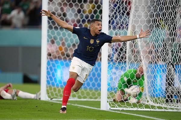  姆巴佩梅开二度助球队逆转取胜关键战  