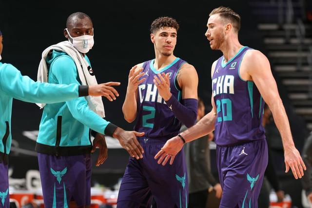  黄蜂三球鲍尔爆发，客场掀翻雄鹿  